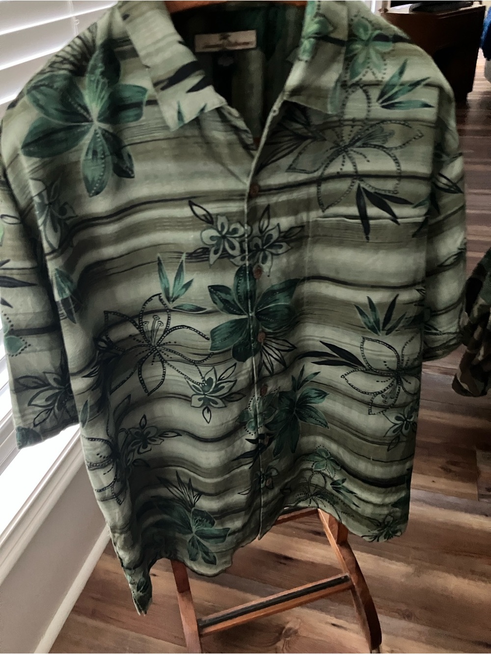 Tommy Bahama XL Hawaiian Shirt Green Tropical Floral Relax Aloha